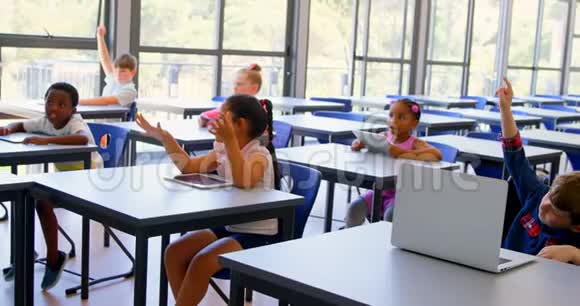 孩子们在学校的教室里举手视频的预览图