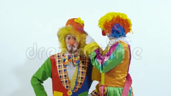 马戏团小丑试图梳理另一个是头发最后拿着大剪刀视频的预览图