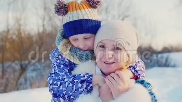 女儿拥抱她的母亲冬天的乐趣视频的预览图