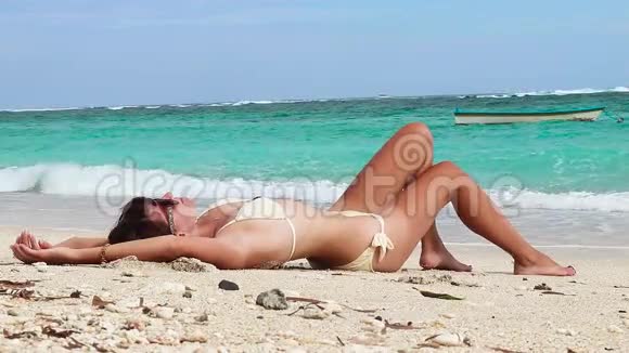 女人躺在巴厘岛的海滩上放松和日光浴享受生活印度尼西亚视频的预览图