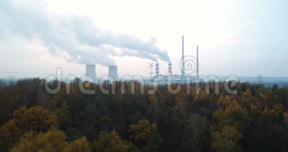 在森林和发电厂上空吸烟视频的预览图