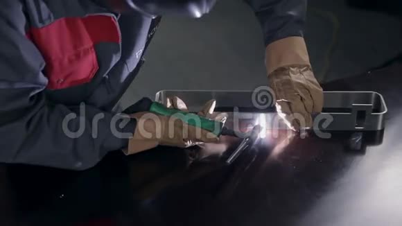 门的焊接金属部分视频的预览图