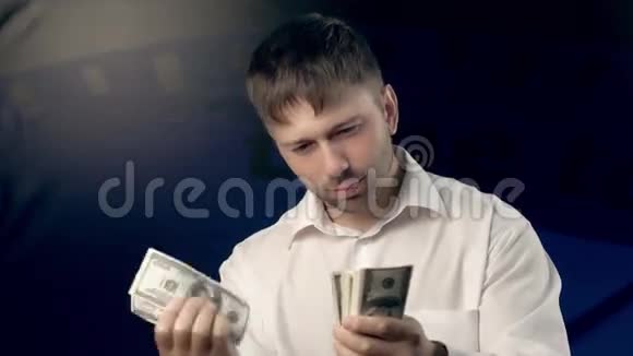 专心致志的年轻人为某人算一定的钱用钱伸出一只手视频的预览图