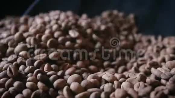 K4用老方法和老式方法制作的烘焙咖啡豆深色和谷物视频的预览图