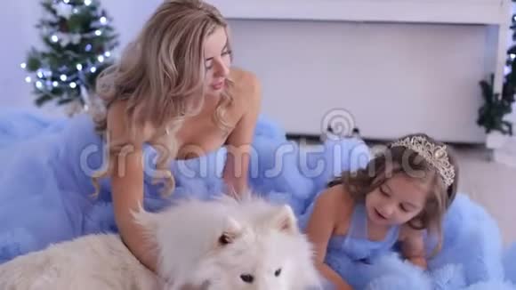 母亲和女儿穿着毛茸茸的连衣裙和狗视频的预览图