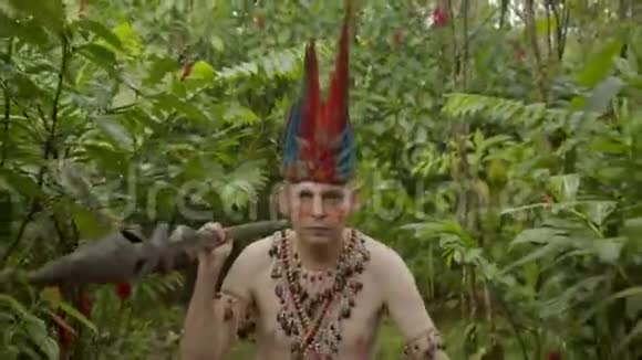 白人成年男子装扮成土著人视频的预览图