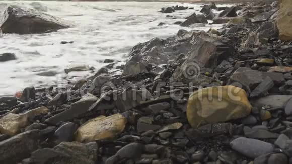 石头上的波浪断裂视频的预览图