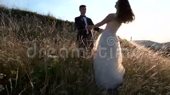 场上的婚礼情侣视频的预览图