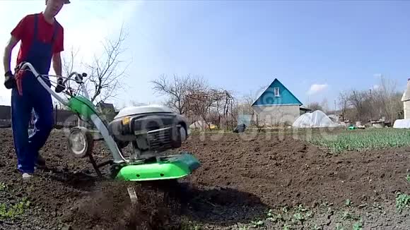 人用分蘖在花园里耕种土地准备播种视频的预览图