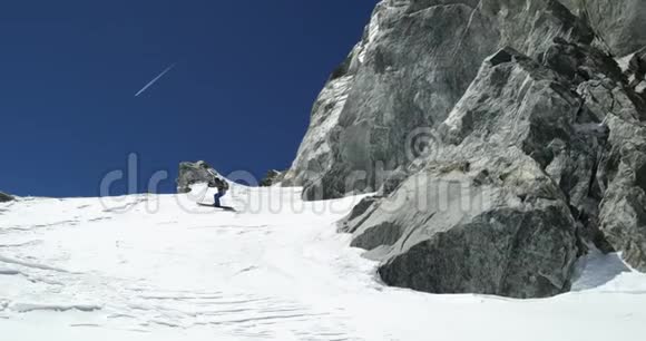 在阳光明媚的日子里人们在雪山山脊上自由滑雪登山滑雪活动滑雪者冬季雪地运动视频的预览图