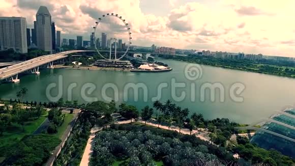令人惊叹的空中4k全景城市景观晴天阴天新加坡中心现代城市建筑绿色自然视频的预览图