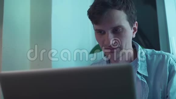 一个人坐在窗边打笔记本电脑视频的预览图