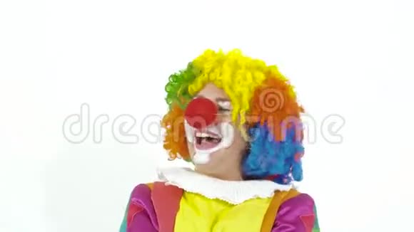 穿着五颜六色的滑稽服装的小丑能帮我笑吗视频的预览图