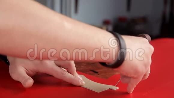 工匠在红色皮布上做了一系列标记视频的预览图