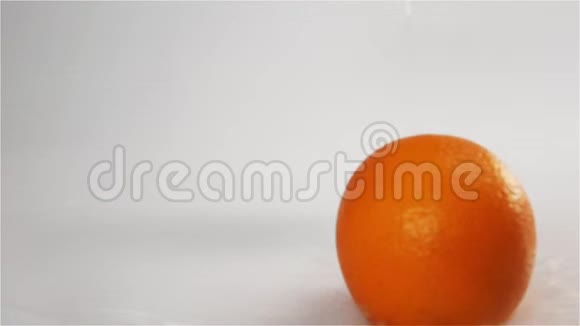 橘子落在灰色潮湿的表面上视频的预览图