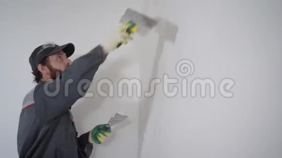 专业承包商在墙上用抹刀抹灰泥视频的预览图