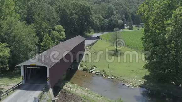 阿米什乡有盖大桥的空中景观视频的预览图
