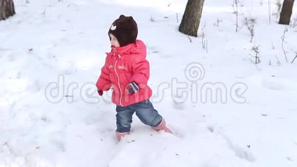 金发女孩扔雪视频的预览图