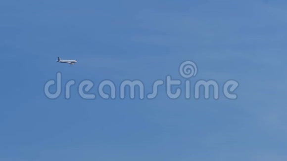 飞机在蓝天上飞得很远慢动作视频的预览图