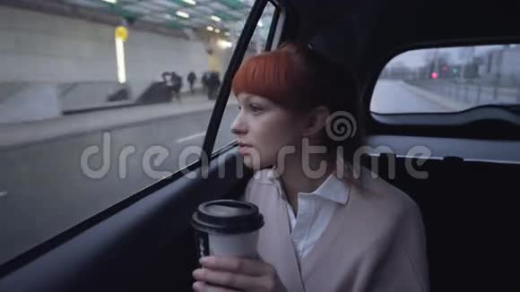 车里的女人手里拿着咖啡盒视频的预览图