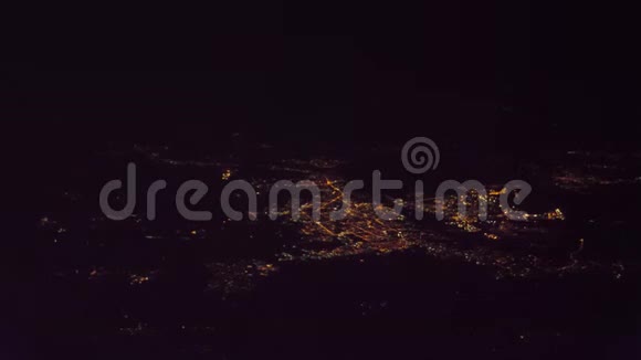 从上面可以看到夜景从飞机的窗口到城市生活方式的灯光视频的预览图
