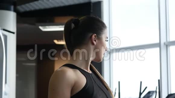 运动漂亮的女人在健身房背景下做健身运动以保持健康健身锻炼动机视频的预览图