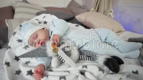 婴儿睡得很安稳孩子在舒适的气氛中看着梦一个可爱的小男孩在睡觉视频的预览图