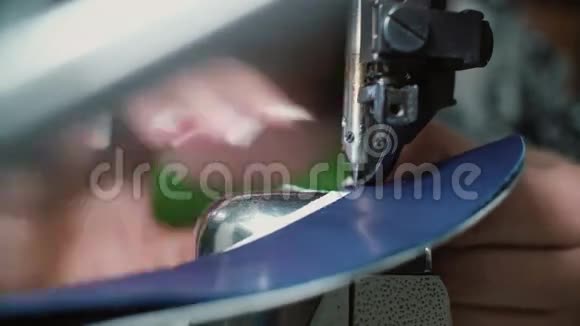 在服装厂工作的妇女的手用缝纫机连接几件4K视频的预览图