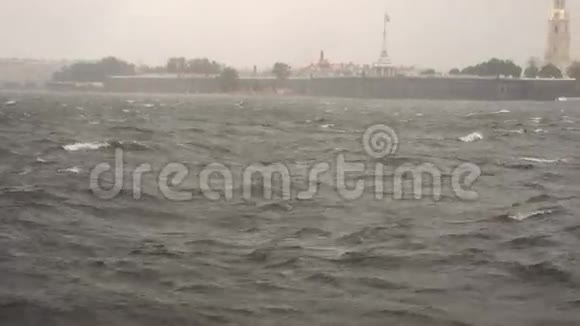 海浪拍打着码头视频的预览图