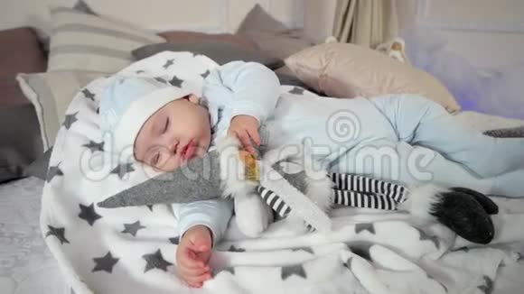 可爱的小男孩睡得香甜婴儿睡得安详孩子在舒适的气氛中看着梦视频的预览图