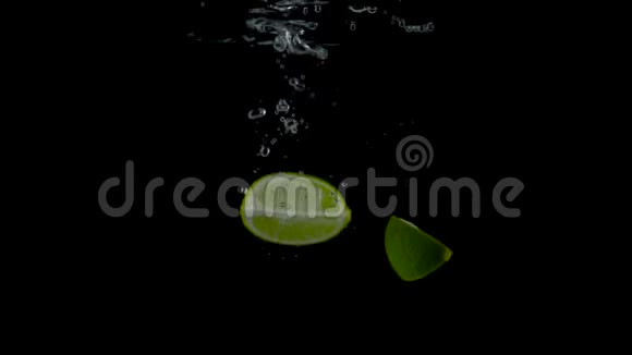石灰片掉落在水中漂浮黑色背景视频的预览图