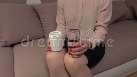 女人把药丸放进杯子里视频的预览图