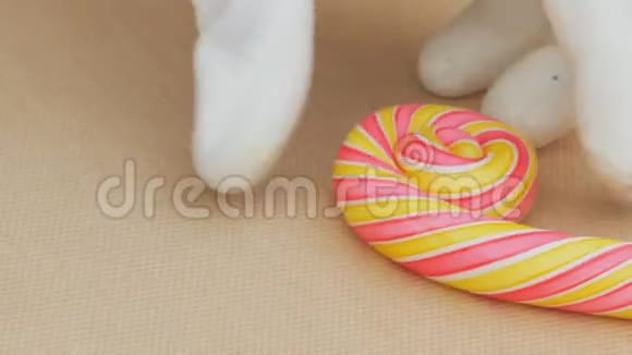 焦糖糖果的制造长糖果的特写做糖果的人糕点厨师制糖视频的预览图
