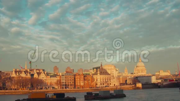 从泰晤士河堤上可以看到伦敦城布莱克弗里尔斯桥和圣保罗大教堂带着鸟视频的预览图