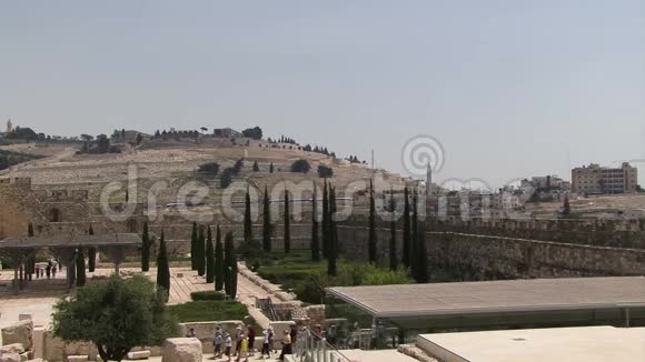 耶路撒冷老城空中透视人们游览视频的预览图