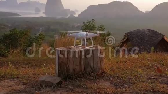 四机机无人机在公园的惊人日出与山脉背景视频的预览图