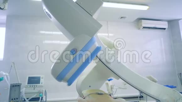 现代设备在手术室工作视频的预览图