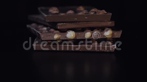 黑巧克力块与坚果细节缓慢特写宏观倾斜巧克力棒的透视图视频的预览图