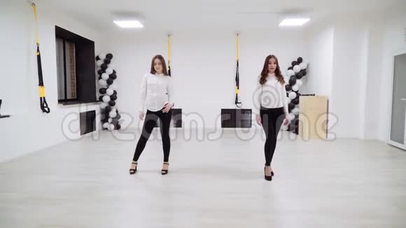 两个年轻女孩排练舞蹈视频的预览图