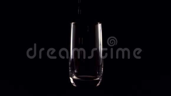透明玻璃在黑色背景上闪闪发光的玻璃视频的预览图