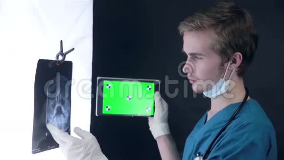 专业医生工作x光扫描和平板与绿色屏幕视频的预览图