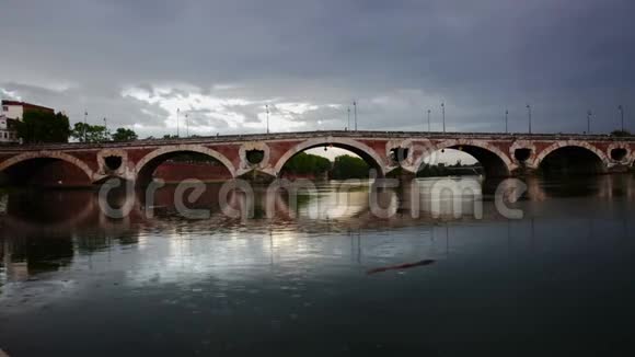 图卢兹加隆河对面的历史大桥视频的预览图