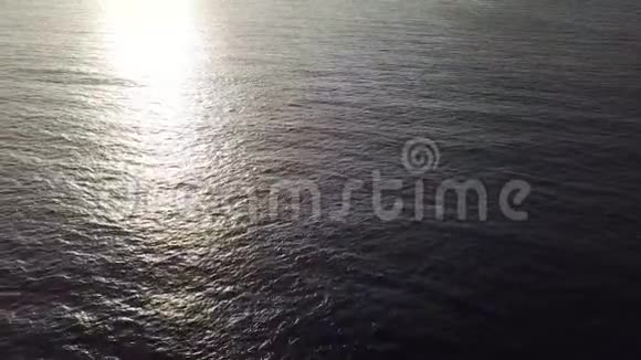 日落时从西班牙加那利群岛特内里费海岸附近游艇的高度观看视频的预览图