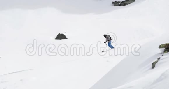 在阳光明媚的日子里人们可以自由地山脊上自由滑雪登山滑雪活动滑雪者冬季雪地运动视频的预览图