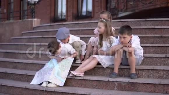 孩子们穿着复古的衣服在街上寻找冒险在旧砖上的漂亮孩子视频的预览图