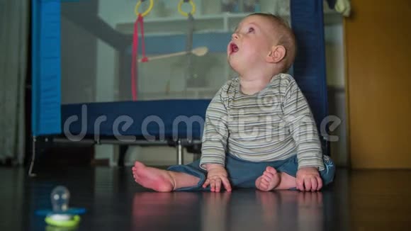 幼儿坐在地板上环顾四周视频的预览图