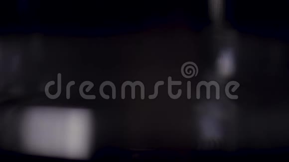透明玻璃在黑色背景上闪闪发光的玻璃视频的预览图