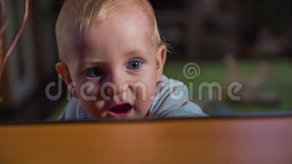 可爱的蓝眼睛宝贝把奶嘴放进嘴里视频的预览图
