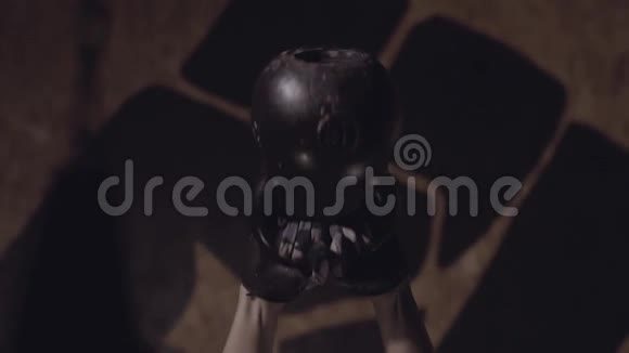 女用水壶铃锻炼的肖像视频的预览图