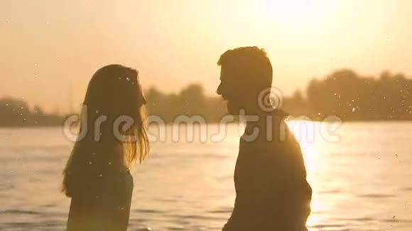 幸福的年轻夫妇在河中嬉戏玩耍的肖像视频的预览图